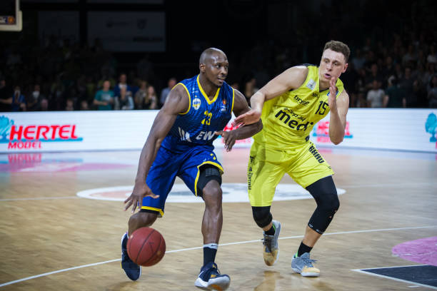 他在接受采 他在接受采